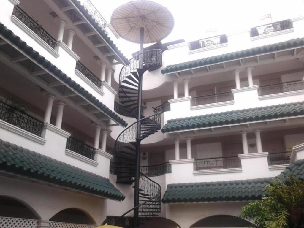 Hotel Galleria Davao Bagian luar foto