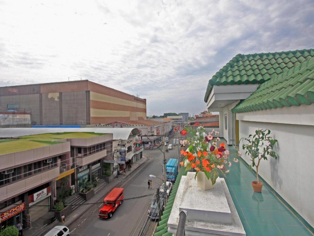 Hotel Galleria Davao Bagian luar foto