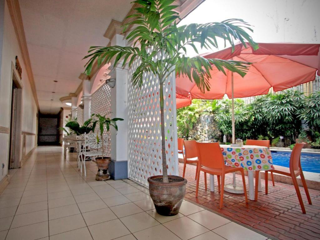 Hotel Galleria Davao Bagian luar foto